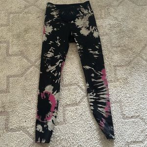 NOLI nwot leggings. Beautiful and trendy. Great fit. Limited style